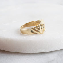 Load image into Gallery viewer, nobility signet ring (10k)
