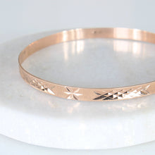 Load image into Gallery viewer, Diamond Cut Star Bangle (14k)