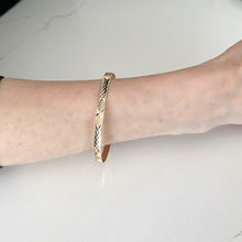 Load image into Gallery viewer, Diamond Cut Star Bangle (14k)