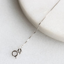 Load image into Gallery viewer, menkDUKE = 10k 0.65mm white gold box chain