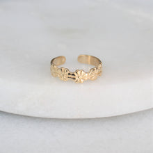 Load image into Gallery viewer, 10k yellow gold flower toe ring