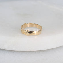 Load image into Gallery viewer, 10k yellow gold flower toe ring