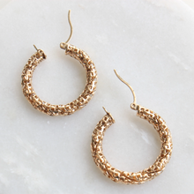 Load image into Gallery viewer, twisted mesh medium hoops (10k)