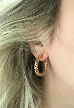 Load image into Gallery viewer, twisted mesh medium hoops (10k)