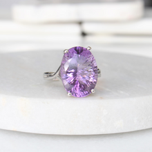Load image into Gallery viewer, grape juice oval amethyst ring (10k)