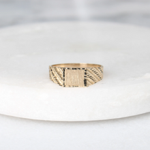 Load image into Gallery viewer, archer signet ring (10k)