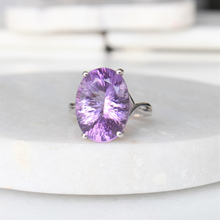 Load image into Gallery viewer, grape juice oval amethyst ring (10k)