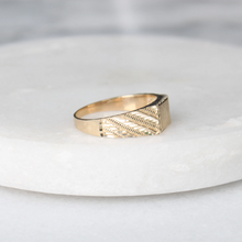 Load image into Gallery viewer, archer signet ring (10k)