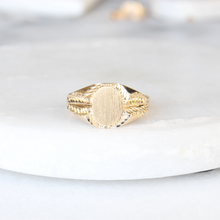 Load image into Gallery viewer, laurel wreath signet ring (10k)