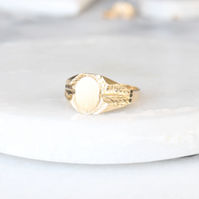 Load image into Gallery viewer, laurel wreath signet ring (10k)