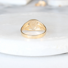 Load image into Gallery viewer, laurel wreath signet ring (10k)