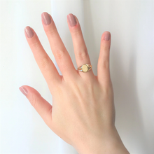 Load image into Gallery viewer, laurel wreath signet ring (10k)