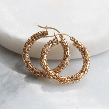 Load image into Gallery viewer, twisted mesh medium hoops (10k)