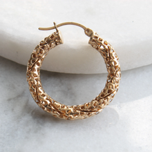 Load image into Gallery viewer, twisted mesh medium hoops (10k)