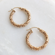 Load image into Gallery viewer, twisted mesh medium hoops (10k)