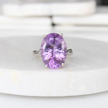 Load image into Gallery viewer, grape juice oval amethyst ring (10k)