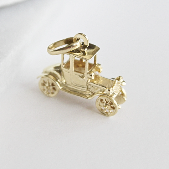 [vintage] classic car charm (14k)