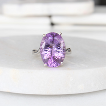 Load image into Gallery viewer, grape juice oval amethyst ring

